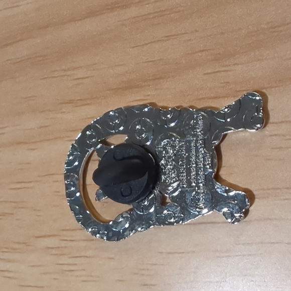 Official Pokémon MewTwo Enamel Pin new never worn - Picture 2 of 2